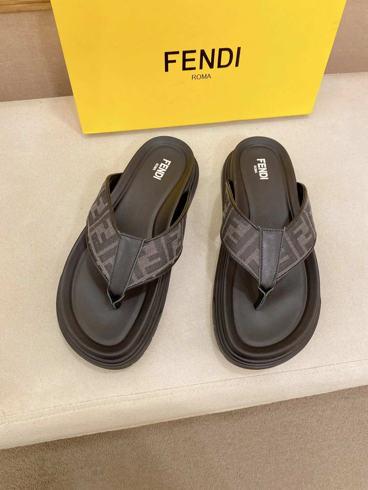 Factory price: 320💰 [Fendi Slippers] High-end brand of men's shoes, official website 1:1 latest masterpiece: original mold customization, the fabric is made of imported original materials, upgraded outsole, lighter and non-slip. The market's top quality, simple yet tasteful, a must-have for fashionistas, fashionable at your feet, full of confidence, the same style at the counter 👍The season of summer slippers is here. Code: 38-44 (45 is custom-made and cannot be returned or exchanged)